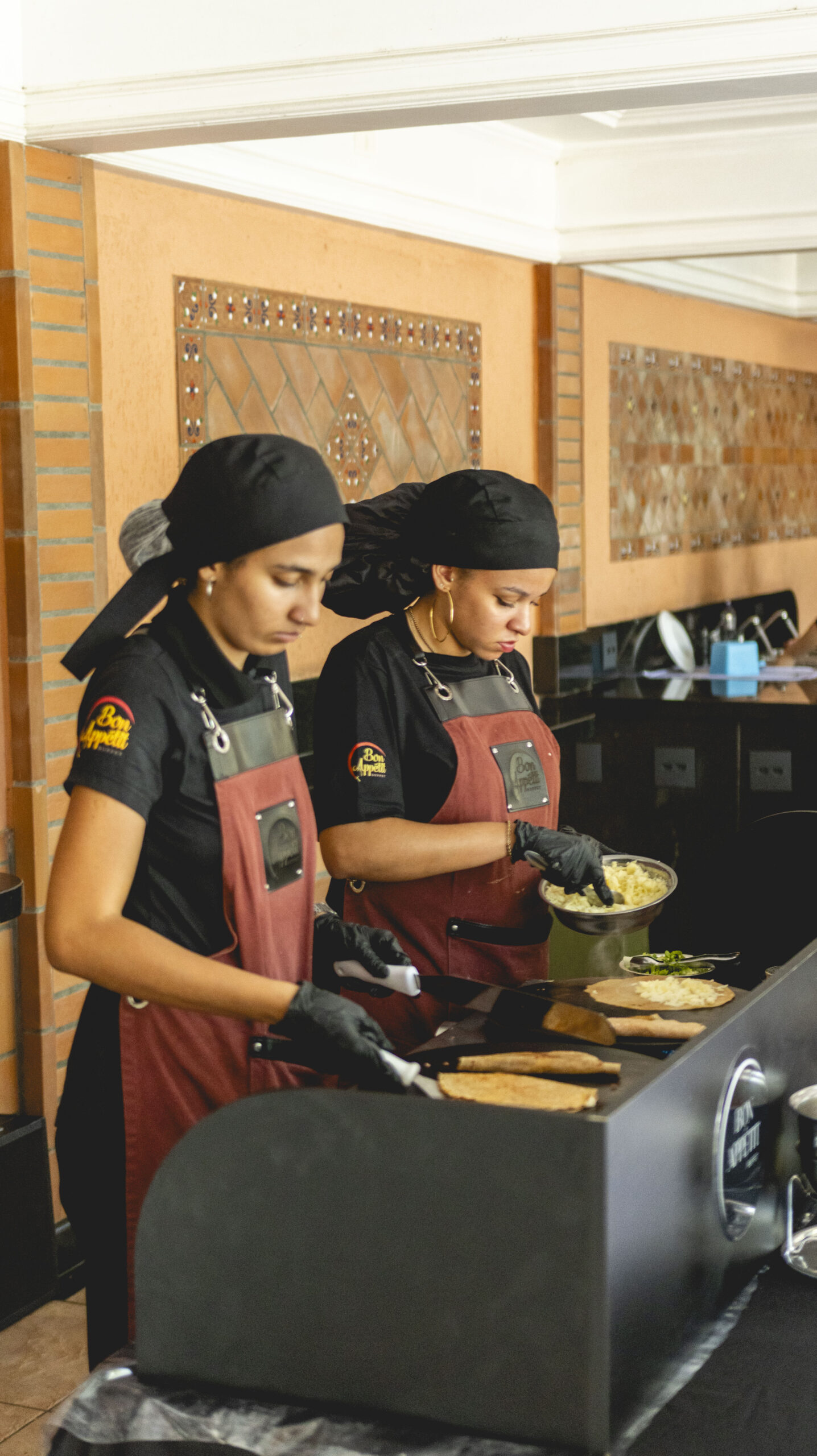 Levar o Bon Appetit Buffet de Crepe Francês para dentro de casa é transformar seu evento em uma experiência gastronômica completa. Com crepes preparados ao vivo, cardápio variado e um serviço impecável, o Bon Appetit cria momentos deliciosos e memoráveis — sem que você precise se preocupar com nada.